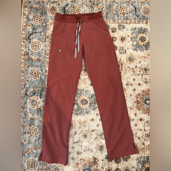 Figs Cade Cargo Scrub Pants Mauve - Picture 1 of 1